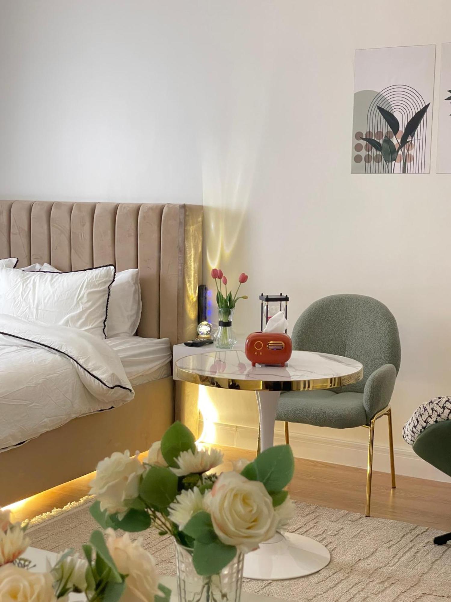 استوديو هادى وجميل بسرير وجلسة بالقرب من البوليفارد Apartment