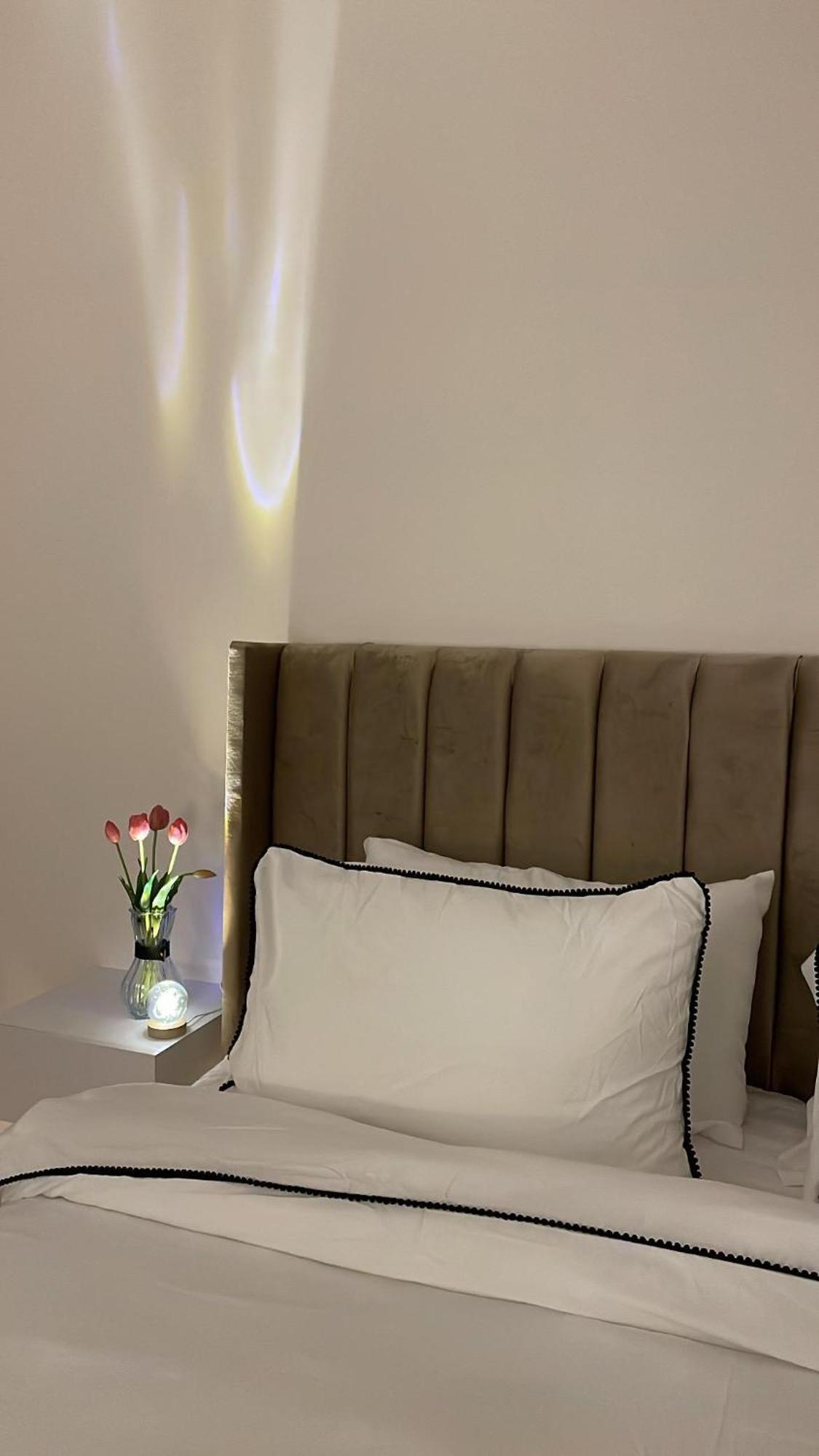 استوديو هادى وجميل بسرير وجلسة بالقرب من البوليفارد Apartment *